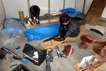 写真：屋根銅板加工作業