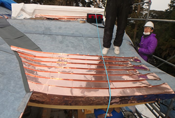 写真：屋根銅板葺き作業
