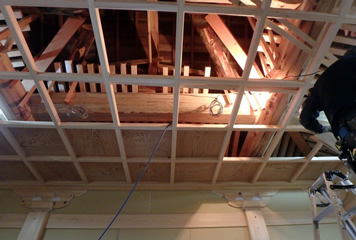 写真：格天井の下地、天井貼り