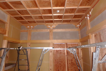 写真：本堂天井完成、壁下塗り状況